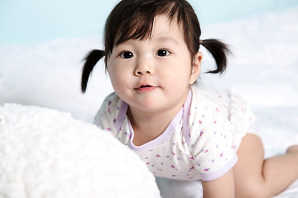 포토 JPG 스튜디오촬영 응시 여자 어린이라이프 엎드리기 실내 한명 사람 동양인 앞모습 아웃포커스 이불 한국인 아기 파란배경 여자만 여자한명만 아기만 여자아기만 여자아기한명만 국내포토 1 라이프스타일 시선 어린이 뷰포인트 백그라운드 침구 모션 촬영기법 인종 내부 파란색 파일형식