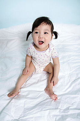 포토 JPG 스튜디오촬영 전신 여자 어린이라이프 실내 한명 미소 웃음 사람 앉기 동양인 앞모습 이불 한국인 아기 파란배경 여자만 여자한명만 아기만 여자아기만 여자아기한명만 국내포토 1 라이프스타일 어린이 뷰포인트 백그라운드 침구 모션 표정 인종 내부 파란색 파일형식