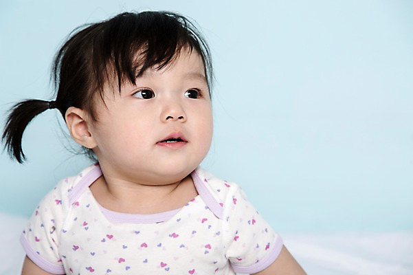 포토 JPG 스튜디오촬영 응시 여자 어린이라이프 실내 한명 사람 동양인 근접촬영 상반신 앞모습 이불 한국인 아기 파란배경 여자만 여자한명만 아기만 여자아기만 여자아기한명만 국내포토 1 라이프스타일 시선 어린이 뷰포인트 백그라운드 침구 인종 내부 파란색 파일형식