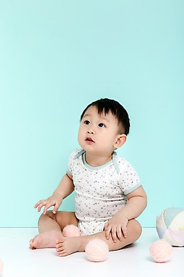 포토 JPG 스튜디오촬영 전신 응시 남자 어린이라이프 공 놀이 실내 한명 사람 앉기 동양인 장난감 놀이용품 한국인 올려보기 아기 파란배경 남자만 남자한명만 아기만 남자아기만 남자아기한명만 국내포토 1 라이프스타일 시선 어린이 백그라운드 모션 인종 내부 파란색 오브젝트 파일형식