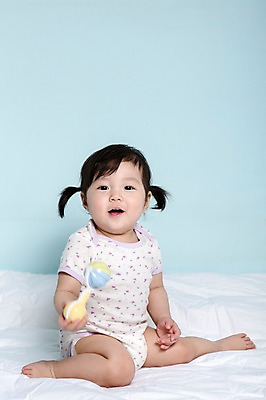 포토 JPG 스튜디오촬영 전신 여자 어린이라이프 놀이 실내 한명 미소 웃음 들기 사람 앉기 동양인 앞모습 장난감 놀이용품 이불 한국인 아기 파란배경 딸랑이 여자만 여자한명만 아기만 여자아기만 여자아기한명만 국내포토 1 라이프스타일 어린이 뷰포인트 백그라운드 침구 모션 표정 인종 내부 파란색 아기용품 오브젝트 파일형식