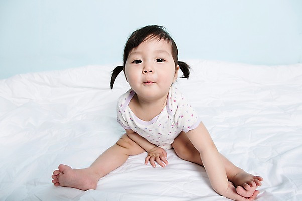 포토 JPG 스튜디오촬영 전신 여자 어린이라이프 실내 한명 사람 앉기 동양인 앞모습 이불 한국인 아기 파란배경 여자만 여자한명만 아기만 여자아기만 여자아기한명만 국내포토 1 라이프스타일 어린이 뷰포인트 백그라운드 침구 모션 인종 내부 파란색 파일형식