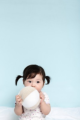 포토 JPG 스튜디오촬영 여자 어린이라이프 공 놀이 실내 한명 들기 사람 동양인 상반신 앞모습 장난감 놀이용품 이불 한국인 아기 파란배경 여자만 여자한명만 아기만 여자아기만 여자아기한명만 국내포토 1 라이프스타일 어린이 뷰포인트 백그라운드 침구 모션 인종 내부 파란색 오브젝트 파일형식