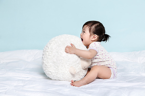 포토 JPG 스튜디오촬영 전신 응시 여자 어린이라이프 인형 놀이 실내 한명 미소 웃음 사람 앉기 동양인 옆모습 장난감 놀이용품 이불 한국인 아기 양 파란배경 인형놀이 양인형 여자만 여자한명만 아기만 여자아기만 여자아기한명만 국내포토 1 라이프스타일 시선 어린이 뷰포인트 백그라운드 포유류 침구 모션 표정 인종 내부 파란색 오브젝트 파일형식