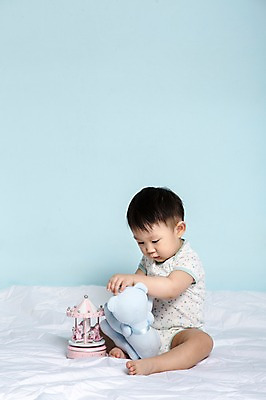 포토 JPG 스튜디오촬영 전신 응시 남자 어린이라이프 인형 놀이 실내 한명 사람 앉기 동양인 옆모습 장난감 놀이용품 이불 한국인 아기 파란배경 인형놀이 오르골 남자만 남자한명만 아기만 남자아기만 남자아기한명만 국내포토 1 라이프스타일 시선 어린이 뷰포인트 백그라운드 침구 모션 인종 내부 파란색 오브젝트 파일형식