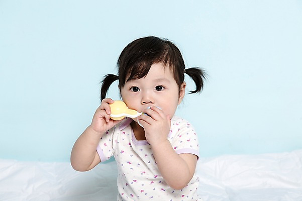 포토 JPG 스튜디오촬영 응시 여자 어린이라이프 놀이 실내 한명 들기 사람 동양인 상반신 앞모습 장난감 놀이용품 이불 한국인 아기 물기 파란배경 딸랑이 여자만 여자한명만 아기만 여자아기만 여자아기한명만 국내포토 1 라이프스타일 시선 어린이 뷰포인트 백그라운드 침구 모션 인종 내부 파란색 아기용품 오브젝트 파일형식