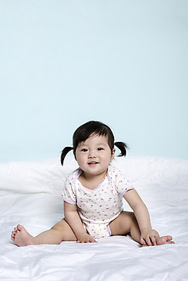 포토 JPG 스튜디오촬영 전신 여자 어린이라이프 실내 한명 미소 웃음 사람 앉기 동양인 앞모습 이불 한국인 아기 파란배경 여자만 여자한명만 아기만 여자아기만 여자아기한명만 국내포토 1 라이프스타일 어린이 뷰포인트 백그라운드 침구 모션 표정 인종 내부 파란색 파일형식