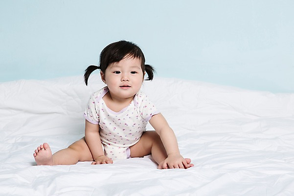 포토 JPG 스튜디오촬영 전신 여자 어린이라이프 실내 한명 사람 앉기 동양인 앞모습 이불 한국인 아기 파란배경 여자만 여자한명만 아기만 여자아기만 여자아기한명만 국내포토 1 라이프스타일 어린이 뷰포인트 백그라운드 침구 모션 인종 내부 파란색 파일형식