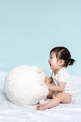 포토 JPG 스튜디오촬영 전신 응시 여자 어린이라이프 인형 놀이 실내 한명 미소 웃음 사람 앉기 동양인 옆모습 장난감 놀이용품 이불 한국인 아기 양 파란배경 인형놀이 양인형 여자만 여자한명만 아기만 여자아기만 여자아기한명만 국내포토 1 라이프스타일 시선 어린이 뷰포인트 백그라운드 포유류 침구 모션 표정 인종 내부 파란색 오브젝트 파일형식