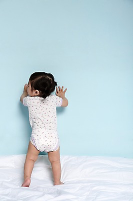 포토 JPG 스튜디오촬영 전신 여자 어린이라이프 실내 한명 서기 사람 동양인 뒷모습 이불 한국인 아기 파란배경 걸음마 여자만 여자한명만 아기만 여자아기만 여자아기한명만 국내포토 1 라이프스타일 어린이 뷰포인트 백그라운드 침구 모션 인종 내부 파란색 파일형식