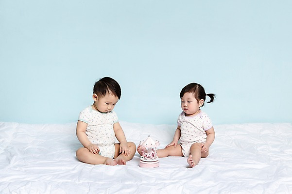 포토 JPG 스튜디오촬영 전신 응시 여자 남자 어린이라이프 놀이 실내 사람 앉기 동양인 두명 이불 한국인 아기 호기심 파란배경 오르골 아기만 국내포토 라이프스타일 시선 감정 어린이 백그라운드 컨셉 침구 모션 인종 내부 파란색 파일형식