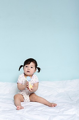 포토 JPG 스튜디오촬영 전신 여자 어린이라이프 놀이 실내 한명 들기 사람 앉기 동양인 앞모습 장난감 놀이용품 이불 한국인 아기 파란배경 딸랑이 여자만 여자한명만 아기만 여자아기만 여자아기한명만 국내포토 1 라이프스타일 어린이 뷰포인트 백그라운드 침구 모션 인종 내부 파란색 아기용품 오브젝트 파일형식
