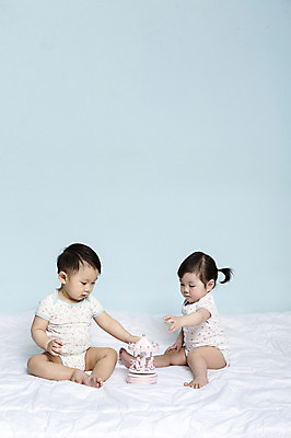 포토 JPG 스튜디오촬영 전신 응시 여자 남자 어린이라이프 놀이 실내 사람 앉기 동양인 두명 이불 한국인 아기 호기심 파란배경 오르골 아기만 국내포토 라이프스타일 시선 감정 어린이 백그라운드 컨셉 침구 모션 인종 내부 파란색 파일형식