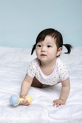 포토 JPG 스튜디오촬영 전신 응시 여자 어린이라이프 엎드리기 놀이 실내 한명 들기 사람 동양인 앞모습 장난감 놀이용품 이불 한국인 아기 파란배경 딸랑이 기어가기 여자만 여자한명만 아기만 여자아기만 여자아기한명만 국내포토 1 라이프스타일 시선 어린이 뷰포인트 백그라운드 침구 모션 인종 내부 파란색 아기용품 오브젝트 파일형식