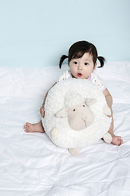 포토 JPG 스튜디오촬영 전신 여자 어린이라이프 인형 놀이 실내 한명 사람 앉기 동양인 앞모습 장난감 놀이용품 이불 한국인 아기 양 파란배경 인형놀이 양인형 여자만 여자한명만 아기만 여자아기만 여자아기한명만 국내포토 1 라이프스타일 어린이 뷰포인트 백그라운드 포유류 침구 모션 인종 내부 파란색 오브젝트 파일형식