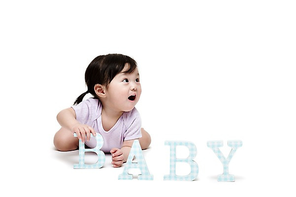 포토 JPG 스튜디오촬영 전신 문자 알파벳 영어 응시 여자 어린이라이프 엎드리기 놀이 실내 한명 미소 웃음 누끼 사람 동양인 앞모습 아웃포커스 블록 한국인 아기 여자만 여자한명만 아기만 여자아기만 여자아기한명만 국내포토 1 라이프스타일 시선 어린이 뷰포인트 모션 촬영기법 표정 인종 내부 파일형식