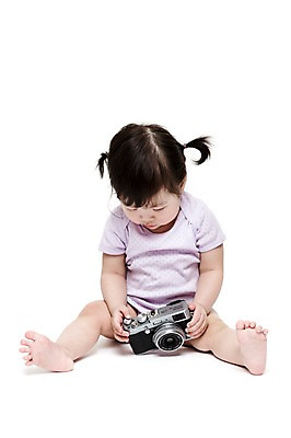 포토 JPG 스튜디오촬영 전신 응시 여자 어린이라이프 놀이 실내 한명 누끼 사람 앉기 동양인 앞모습 카메라 한국인 아기 호기심 여자만 여자한명만 아기만 여자아기만 여자아기한명만 내려보기 국내포토 1 라이프스타일 시선 감정 어린이 뷰포인트 컨셉 모션 인종 내부 전자제품 파일형식