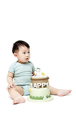 포토 JPG 스튜디오촬영 전신 응시 남자 어린이라이프 놀이 실내 한명 누끼 사람 앉기 동양인 앞모습 케이크 한국인 아기 남자만 남자한명만 아기만 남자아기만 남자아기한명만 국내포토 1 라이프스타일 시선 어린이 뷰포인트 모션 디저트 인종 내부 파일형식