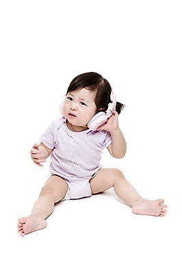 포토 JPG 스튜디오촬영 전신 응시 여자 어린이라이프 놀이 실내 한명 누끼 사람 앉기 동양인 앞모습 헤드폰 헤드셋 음악감상 한국인 아기 찡그림 울음 시끄러움 여자만 여자한명만 아기만 여자아기만 여자아기한명만 국내포토 1 라이프스타일 시선 어린이 뷰포인트 음향기기 모션 표정 인종 내부 감상 파일형식