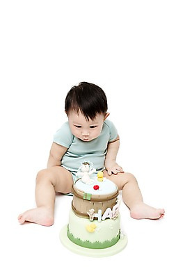 포토 JPG 스튜디오촬영 전신 응시 남자 어린이라이프 놀이 실내 한명 누끼 사람 앉기 동양인 앞모습 케이크 한국인 아기 남자만 남자한명만 아기만 남자아기만 남자아기한명만 국내포토 1 라이프스타일 시선 어린이 뷰포인트 모션 디저트 인종 내부 파일형식