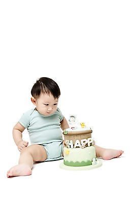 포토 JPG 스튜디오촬영 전신 응시 남자 어린이라이프 놀이 실내 한명 누끼 사람 앉기 동양인 앞모습 케이크 한국인 아기 남자만 남자한명만 아기만 남자아기만 남자아기한명만 국내포토 1 라이프스타일 시선 어린이 뷰포인트 모션 디저트 인종 내부 파일형식