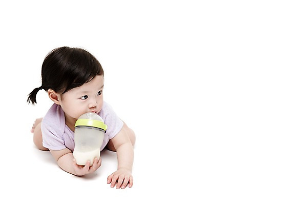 포토 JPG 스튜디오촬영 전신 응시 여자 어린이라이프 엎드리기 실내 한명 들기 누끼 사람 동양인 식사 한국인 아기 우유병 젖병 물기 먹기 여자만 여자한명만 아기만 여자아기만 여자아기한명만 국내포토 1 라이프스타일 시선 어린이 모션 병_용기 인종 내부 아기용품 우유 파일형식