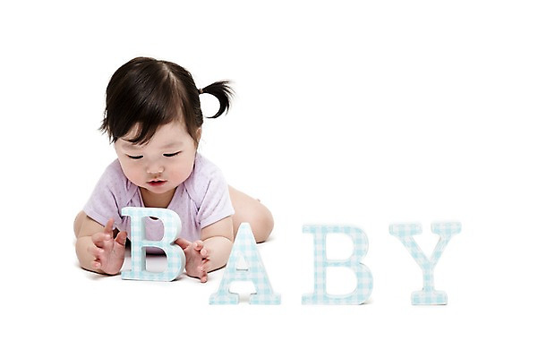 포토 JPG 스튜디오촬영 전신 문자 알파벳 영어 응시 여자 어린이라이프 엎드리기 놀이 실내 한명 누끼 사람 동양인 앞모습 아웃포커스 블록 한국인 아기 호기심 여자만 여자한명만 아기만 여자아기만 여자아기한명만 국내포토 1 라이프스타일 시선 감정 어린이 뷰포인트 컨셉 모션 촬영기법 인종 내부 파일형식