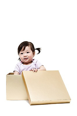 포토 JPG 스튜디오촬영 여자 어린이라이프 놀이 실내 한명 미소 웃음 누끼 사람 앉기 동양인 상반신 앞모습 상자 한국인 아기 여자만 여자한명만 아기만 여자아기만 여자아기한명만 국내포토 1 라이프스타일 어린이 뷰포인트 모션 표정 인종 내부 파일형식