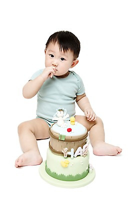 포토 JPG 스튜디오촬영 전신 남자 어린이라이프 놀이 실내 한명 누끼 사람 앉기 동양인 앞모습 케이크 한국인 아기 남자만 남자한명만 아기만 남자아기만 남자아기한명만 국내포토 1 라이프스타일 어린이 뷰포인트 모션 디저트 인종 내부 파일형식