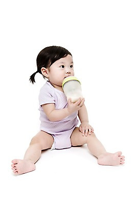 포토 JPG 스튜디오촬영 전신 응시 여자 어린이라이프 실내 한명 들기 누끼 사람 앉기 동양인 식사 한국인 아기 우유병 젖병 물기 먹기 여자만 여자한명만 아기만 여자아기만 여자아기한명만 국내포토 1 라이프스타일 시선 어린이 모션 병_용기 인종 내부 아기용품 우유 파일형식