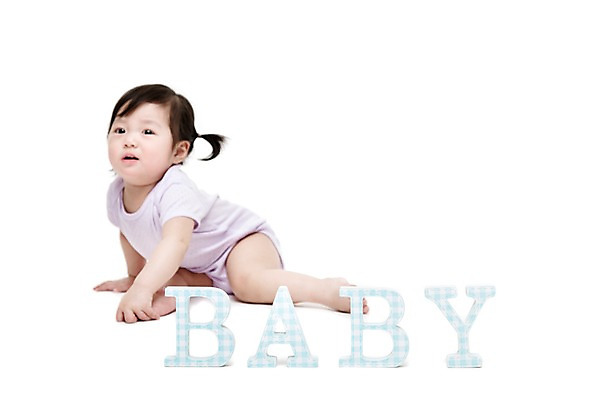 포토 JPG 스튜디오촬영 전신 문자 알파벳 영어 응시 여자 어린이라이프 실내 한명 누끼 사람 앉기 동양인 아웃포커스 블록 한국인 아기 여자만 여자한명만 아기만 여자아기만 여자아기한명만 국내포토 1 라이프스타일 시선 어린이 모션 촬영기법 인종 내부 파일형식