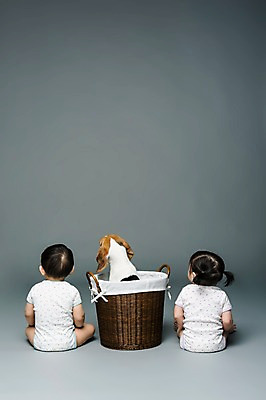 포토 JPG 스튜디오촬영 전신 동물 한마리 여자 남자 어린이라이프 반려견 놀이 회색배경 실내 사람 앉기 동양인 두명 뒷모습 반려동물 바구니 한국인 아기 개 강아지 비글 소통 반려 아기만 국내포토 1 라이프스타일 어린이 뷰포인트 백그라운드 컨셉 포유류 모션 인종 내부 회색 파일형식