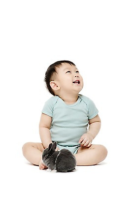 포토 JPG 스튜디오촬영 전신 동물 한마리 응시 남자 어린이라이프 실내 한명 미소 웃음 누끼 사람 앉기 동양인 앞모습 반려동물 한국인 올려보기 아기 토끼 소통 반려 남자만 남자한명만 아기만 남자아기만 남자아기한명만 국내포토 1 라이프스타일 시선 어린이 뷰포인트 컨셉 포유류 모션 표정 인종 내부 파일형식