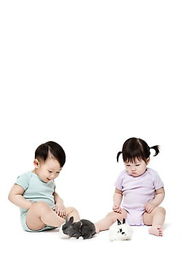 포토 JPG 스튜디오촬영 전신 동물 응시 여자 남자 어린이라이프 두마리 실내 미소 웃음 누끼 사람 앉기 동양인 두명 앞모습 반려동물 한국인 아기 토끼 소통 반려 아기만 국내포토 라이프스타일 시선 어린이 뷰포인트 컨셉 2 포유류 모션 표정 인종 내부 파일형식