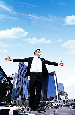 전신 PSD 구름 편집 편집이미지 남자 도로 구두 비즈니스 자동차 하늘 팔벌리기 한명 미소 웃음 사람 동양인 정장 손짓 빌딩 20대 성인 건물 청춘 도시풍경 한국인 직장인 비즈니스맨 큼 거인 남자만 남자한명만 성인남자만 청년만 청년남자만 청년남자한명만 성인한명만 성인남자한명만 성인만 이미지편집 자연요소 직업 1 건축물 옷 길 육상교통 신발 컨셉 교통시설 모션 표정 인종 풍경 청년 도시 크기 파일형식
