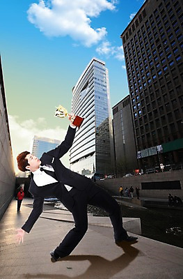 전신 PSD 구름 편집 편집이미지 응시 남자 포즈 비즈니스 하늘 한명 서기 들기 사람 동양인 정장 손짓 빌딩 20대 성인 청춘 강 도시풍경 한국인 도시 직장인 비즈니스맨 큼 트로피 거인 남자만 남자한명만 성인남자만 청년만 청년남자만 청년남자한명만 성인한명만 성인남자한명만 성인만 이미지편집 자연요소 직업 1 시선 옷 컨셉 모션 인종 풍경 청년 건물 크기 상_우승 파일형식