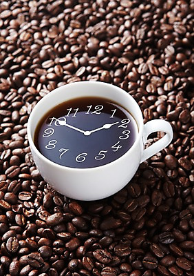 PSD 편집 편집이미지 커피 음료 음식 시계 백그라운드 근접촬영 사람없음 아웃포커스 원두 시간 차 커피잔 찻잔 낟알 원두커피 이미지편집 뷰포인트 잔 촬영기법 파일형식