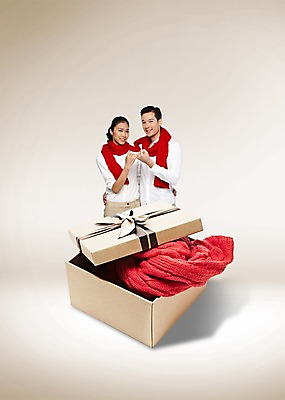 PSD 외국인 편집 편집이미지 라이프스타일 커플 여자 남자 선물 서기 사람 동양인 손짓 이벤트 상반신 성인 두명 선물상자 쇼핑 상자 목도리 약속 성인만 이미지편집 잡화 관계 모션 인종 생활 파일형식