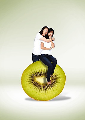 전신 PSD 외국인 편집 편집이미지 웰빙 여자 백그라운드 과일 안기 키위 웃음 사람 앉기 동양인 성인 두명 신선 유기농 슬라이스 여자만 성인여자만 성인만 이미지편집 모션 표정 인종 파일형식