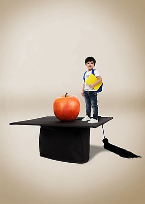 전신 PSD 편집 편집이미지 모자 어린이교육 교육 남자 어린이 가방 학사모 졸업 한명 서기 들기 사람 동양인 소년 앞모습 책 유치원생 한국인 사과 입학 유치원교육 남자만 남자한명만 어린이만 소년만 소년한명만 이미지편집 모자_잡화 1 잡화 뷰포인트 과일 모션 인종 파일형식