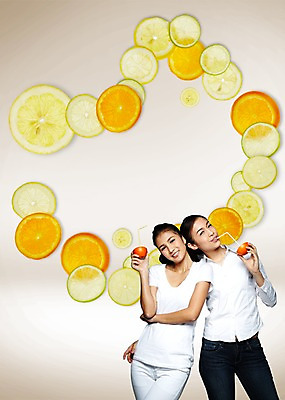 PSD 외국인 편집 편집이미지 웰빙 여자 음료 백그라운드 오렌지 과일 빨대 서기 웃음 들기 사람 동양인 상반신 성인 두명 주스 신선 오렌지주스 레몬 유기농 슬라이스 라임 여자만 성인여자만 성인만 이미지편집 모션 표정 인종 과일주스 파일형식