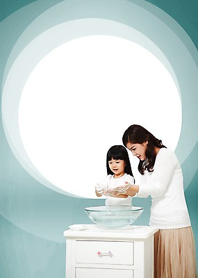 전신 모양 PSD 편집이미지 배너 응시 여자 딸 어린이라이프 어린이 말풍선 탁자 엄마 안내 프레임 틀 서기 웃음 사람 동양인 상반신 성인 두명 수건 공백 거품 한국인 위생 알림 서랍장 세숫대야 여자만 이미지편집 라이프스타일 시선 가구 가족 모션 표정 인종 위생용품 파일형식