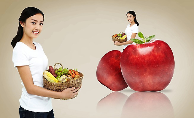 PSD 외국인 편집 편집이미지 웰빙 여자 백그라운드 과일 옥수수 서기 들기 사람 동양인 상반신 성인 두명 바구니 당근 신선 사과 유기농 청포도 여자만 성인여자만 성인만 이미지편집 모션 포도 곡류 뿌리채소 인종 파일형식