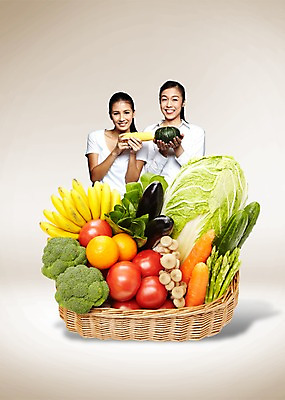 PSD 외국인 편집 편집이미지 웰빙 여자 백그라운드 토마토 채소 과일 호박 가지 오이 바나나 옥수수 서기 웃음 들기 사람 동양인 상반신 성인 두명 바구니 버섯 당근 신선 브로콜리 배추 유기농 담기 여자만 성인여자만 성인만 이미지편집 모션 곡류 뿌리채소 표정 인종 파일형식