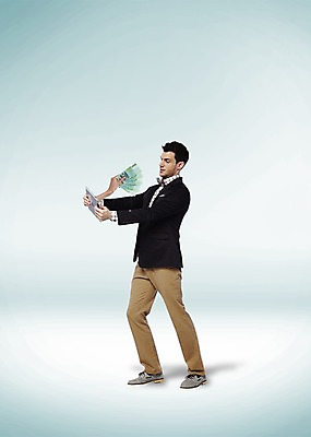 전신 PSD 서양인 외국인 백인 편집 편집이미지 손 응시 남자 지폐 돈 비즈니스 서기 들기 사람 성인 두명 옆모습 신체부위 캐주얼 30대 금융 경제 태블릿 돈다발 장년만 성인만 이미지편집 시선 옷 뷰포인트 모션 인종 장년 전자제품 스마트기기 재산 파일형식