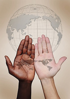 PSD 외국인 백인 편집 편집이미지 손 지구 흑인 세계지도 비즈니스 협력 손바닥 인종 두명 신체부위 글로벌 지구본 글로벌비즈니스 이미지편집 서양인 지도 사람 세계 파일형식