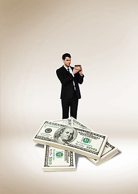 PSD 서양인 외국인 백인 편집 편집이미지 남자 지폐 돈 비즈니스 부동산 주택 서기 들기 사람 정장 성인 앞모습 30대 달러 미니어처 직장인 비즈니스맨 돈다발 남자만 성인남자만 장년만 장년남자만 성인만 이미지편집 직업 옷 뷰포인트 모션 인종 건물 장년 모형 재산 파일형식