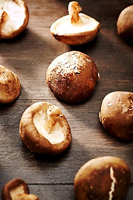 포토 JPG 스튜디오촬영 웰빙 음식 백그라운드 채소 식재료 탁자 실내 근접촬영 사람없음 아웃포커스 농작물 버섯 친환경 유기농 표고버섯 국내포토 뷰포인트 가구 농업 촬영기법 내부 환경 파일형식