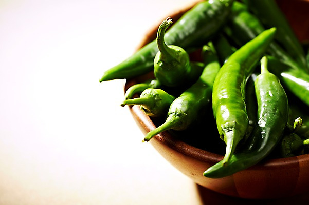 포토 JPG 스튜디오촬영 그릇 식기 웰빙 음식 백그라운드 채소 식재료 고추 실내 근접촬영 사람없음 아웃포커스 농작물 바구니 친환경 유기농 담기 풋고추 국내포토 뷰포인트 농업 모션 촬영기법 내부 환경 파일형식