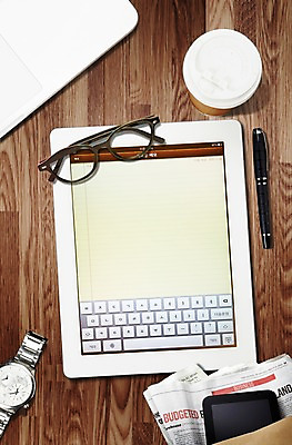 PSD 편집이미지 안경 커피 음료 비즈니스 사람없음 컵 태블릿 필기구 펜 사무용품 메모지 신문 종이컵 오브젝트 테이크아웃 영자신문 이미지편집 식기 잡화 문구용품 간행물 전자제품 스마트기기 뉴스 일회용 파일형식